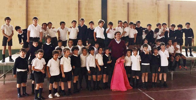 Alumnos de tercero de primaria del Colegio Highlands de Sevilla con Eduardo D&aacute;vila Miura