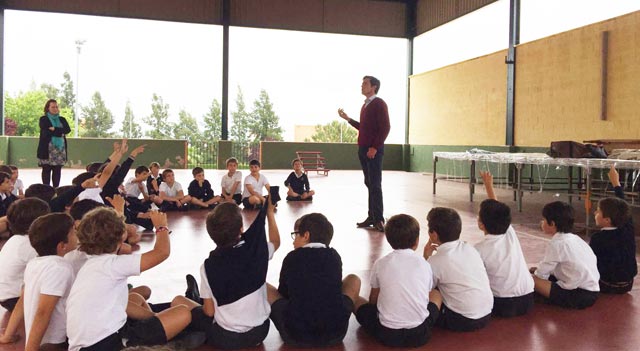 Los alumnos escuchan atentamente la explicaciones de Eduardo D&aacute;vila Miura