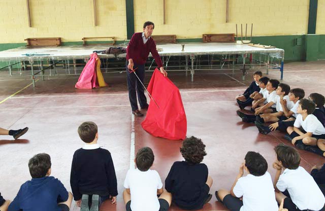 El maestro Eduardo D&aacute;vila Miura da unas explicaciones a los alumnos